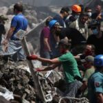 Trabajadores de emergencia y voluntarios en el sitio del mercado el lunes.