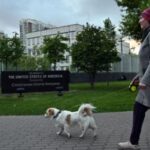 Una mujer pasea a su perro frente a la embajada de Estados Unidos en Kyiv el 18 de mayo de 2022.