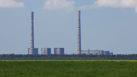 La planta de energía nuclear de Zaporizhzhia se ve desde lejos el jueves.