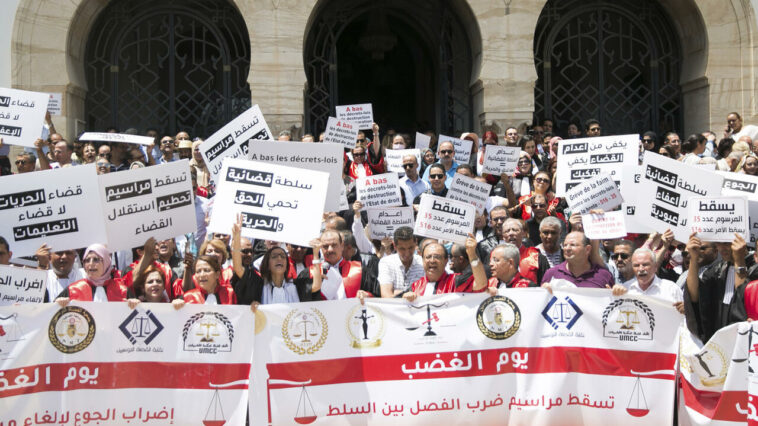 Tribunal tunecino suspende destitución de 50 jueces por parte del presidente
