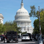 Un hombre muere después de chocar un auto y disparar un arma cerca del Capitolio de EE. UU.