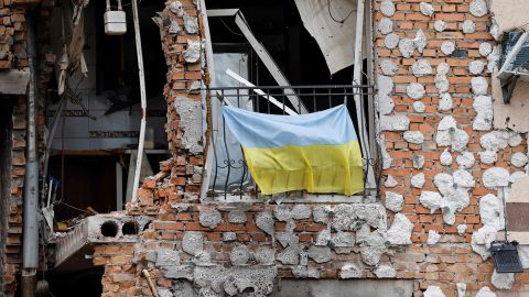 Una bandera nacional ucraniana cuelga del balcón de un edificio civil destruido en Irpin, Ucrania, el 16 de junio de 2022.