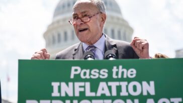 Vea a Chuck Schumer hablar sobre el proyecto de ley de impuestos y clima de la Ley de Reducción de la Inflación