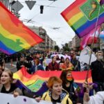 Activistas LGBTQ+ marchan en Kyiv durante la Marcha del Orgullo Gay de la ciudad el año pasado.