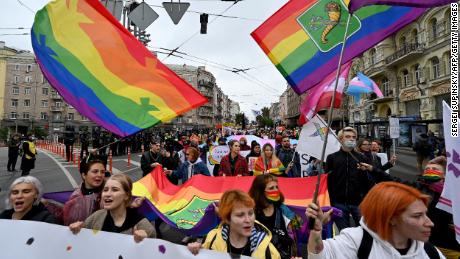 Activistas LGBTQ+ marchan en Kyiv durante la Marcha del Orgullo Gay de la ciudad el año pasado.