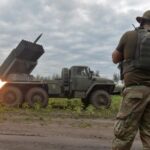 Militares ucranianos disparan con un sistema de cohetes de lanzamiento múltiple BM21 Grad en la línea del frente en la región de Kharkiv, Ucrania, el 2 de agosto.