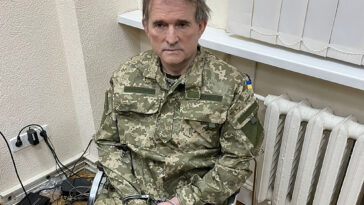 El oligarca fugitivo Viktor Medvedchuk se sienta en una silla con las manos esposadas después de que el Servicio de Seguridad de Ucrania llevara a cabo una operación especial el 12 de abril.