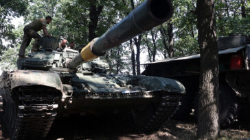 Soldados ucranianos parados en un tanque en la línea del frente en la región de Donetsk, Ucrania, el 19 de agosto.