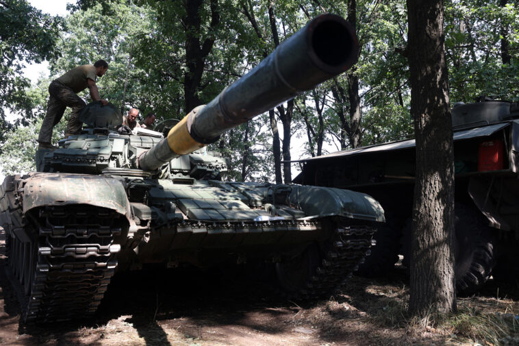 Soldados ucranianos parados en un tanque en la línea del frente en la región de Donetsk, Ucrania, el 19 de agosto.