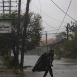 Ian salió de Cuba a oscuras pero no es una amenaza directa para Honduras donde las lluvias han dejado más de 12 muertos.  Foto: EFE/Yander Zamora