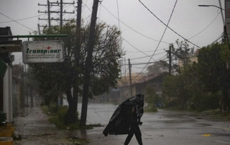 Ian salió de Cuba a oscuras pero no es una amenaza directa para Honduras donde las lluvias han dejado más de 12 muertos.  Foto: EFE/Yander Zamora