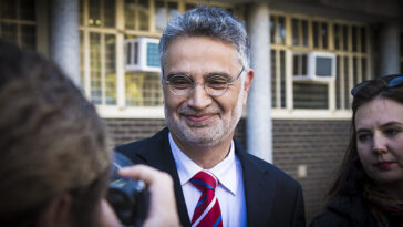 El exejecutivo de Sars Van Loggerenberg presenta una denuncia contra Shivambu de EFF ante Parly