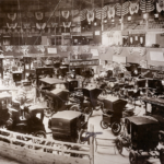 La primera exhibición de automóviles a gran escala en los Estados Unidos celebrada en el Madison Square Garden en la ciudad de Nueva York en 1900.