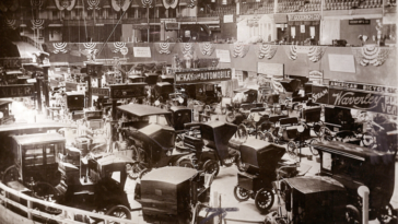 La primera exhibición de automóviles a gran escala en los Estados Unidos celebrada en el Madison Square Garden en la ciudad de Nueva York en 1900.
