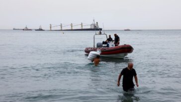 Gibraltar se apresura a detener la fuga de petróleo de un buque de carga varado tras colisionar con un buque cisterna de gas |  CNN