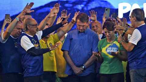 Jair Bolsonaro despliega esposa evangélica en la polarizada carrera presidencial de Brasil