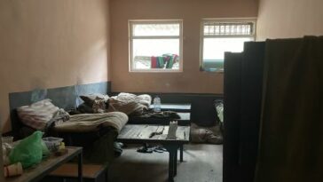 Las pequeñas habitaciones donde las fuerzas rusas retuvieron de ocho a nueve prisioneros en un antiguo edificio policial en Kupiansk.