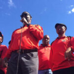 La sindicalista Zwelinzima Vavi se dirige a los manifestantes contra el salario mínimo en Ciudad del Cabo.  Imagen: @Numsa_Media/Twitter