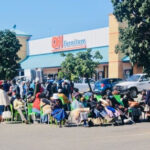 Ancianos y personas con discapacidad hacen cola para cobrar sus subsidios sociales fuera de Net1 Financial Services en Soshanguve Plaza en Pretoria el primer viernes de junio.  Muchos también toman préstamos en la misma oficina.