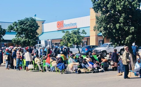 Ancianos y personas con discapacidad hacen cola para cobrar sus subsidios sociales fuera de Net1 Financial Services en Soshanguve Plaza en Pretoria el primer viernes de junio.  Muchos también toman préstamos en la misma oficina.