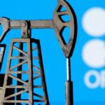 Petróleo se estabiliza ante perspectiva de recorte de producción OPEP+ y dólar más débil