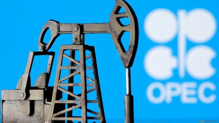 Petróleo se estabiliza ante perspectiva de recorte de producción OPEP+ y dólar más débil