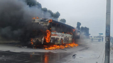 Cuatro autobuses fueron bombardeados con gasolina en Nyanga, Ciudad del Cabo, el 25 de agosto de 2022. Imagen: suministrada