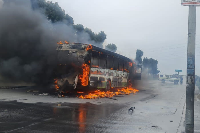Cuatro autobuses fueron bombardeados con gasolina en Nyanga, Ciudad del Cabo, el 25 de agosto de 2022. Imagen: suministrada