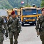 Soldados polacos, parte de una misión de mantenimiento de la paz de la OTAN en Kosovo, atraviesan barricadas cerca del cruce fronterizo entre Kosovo y Serbia el 28 de septiembre de 2021.