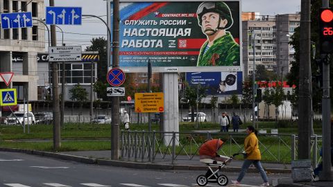 Una valla publicitaria que promociona el servicio militar por contrato con la imagen de un militar y el eslogan