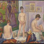 Cuadro al óleo de tres mujeres desnudas en un estudio violeta pálido frente a otro cuadro del artista de una mujer con polisón