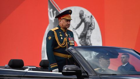 El ministro de Defensa ruso, Sergei Shoigu, es conducido por la Plaza Roja durante el desfile militar del Día de la Victoria en Moscú el 9 de mayo de 2022.