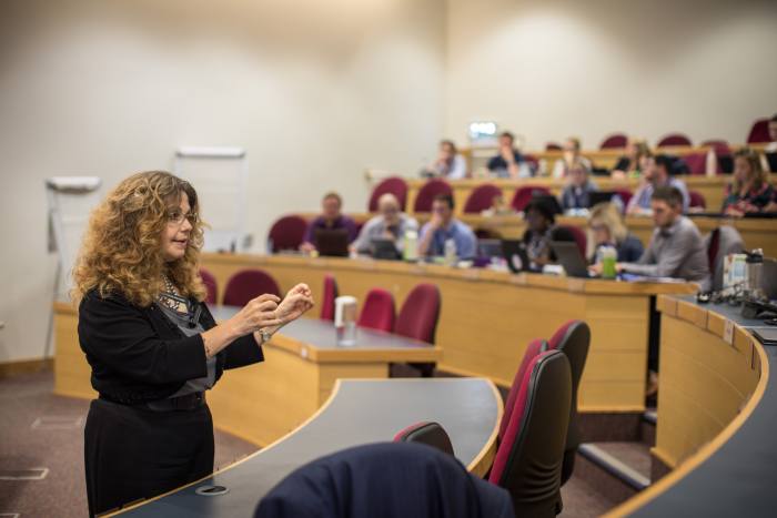 Una dama enseñando en Cranfield School of Management