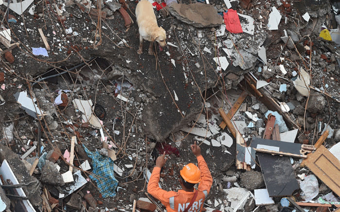 Al menos 60 muertos y muchos heridos tras derrumbe de puente en India