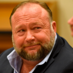 Alex Jones ordenó pagar casi $ 1 mil millones por reclamos de engaño de Sandy Hook