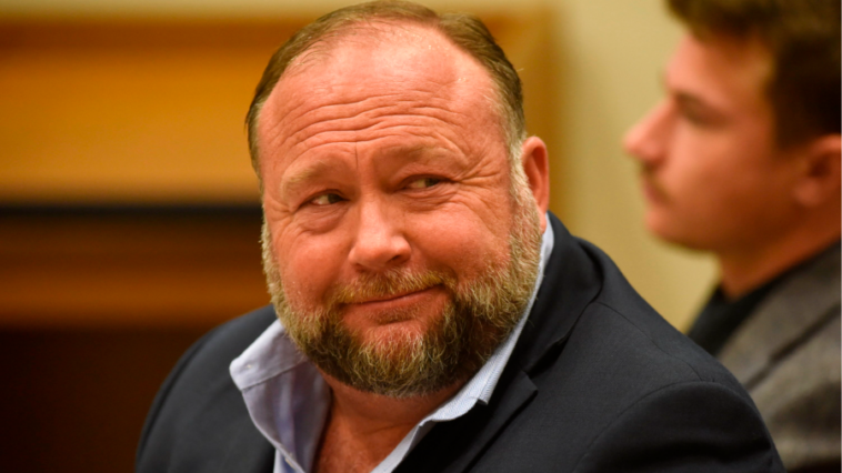 Alex Jones ordenó pagar casi $ 1 mil millones por reclamos de engaño de Sandy Hook