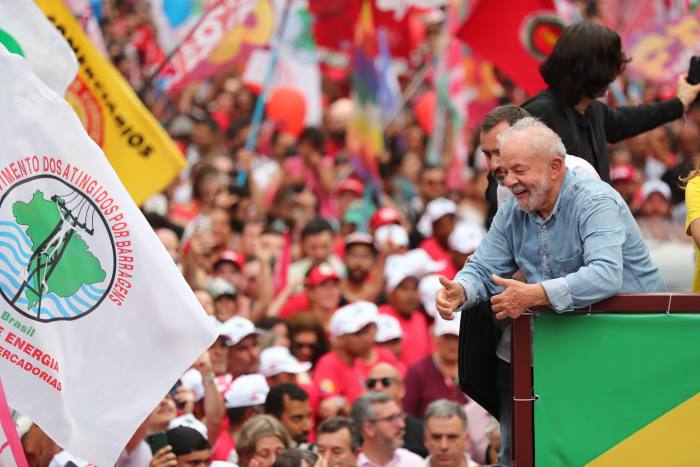 Lula en gira de campaña por las calles de São Paulo el sábado