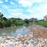 Camerún aborda la contaminación plástica: las nuevas empresas de reciclaje convierten la basura en un tesoro