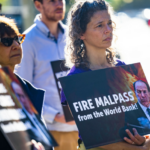 Los manifestantes piden la destitución de Malpass frente al Banco Mundial en Washington el mes pasado.