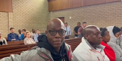 La ex directora ejecutiva interina de Eskom, Matshela Koko, comparece ante el tribunal junto con 7 coacusados, incluidos miembros de la familia, el 27 de octubre de 2022. Imagen: Captura de pantalla del video de EWN