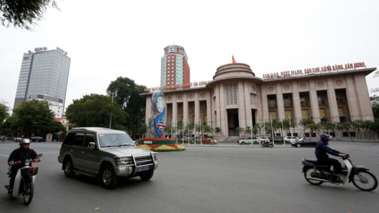 El banco central de Vietnam sube las tasas oficiales en 100 puntos básicos