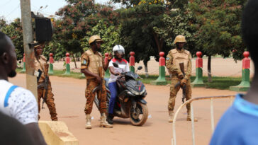 El capitán del ejército de Burkina Faso anuncia el derrocamiento del gobierno militar