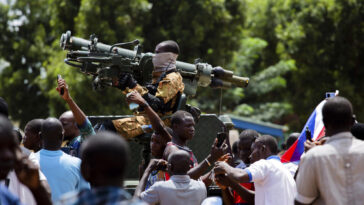 El derrocado líder golpista de Burkina Faso deja el país rumbo a Togo