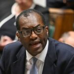 El ministro de finanzas del Reino Unido promete un "plan creíble" para reducir la deuda
