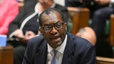 El ministro de finanzas del Reino Unido promete un "plan creíble" para reducir la deuda