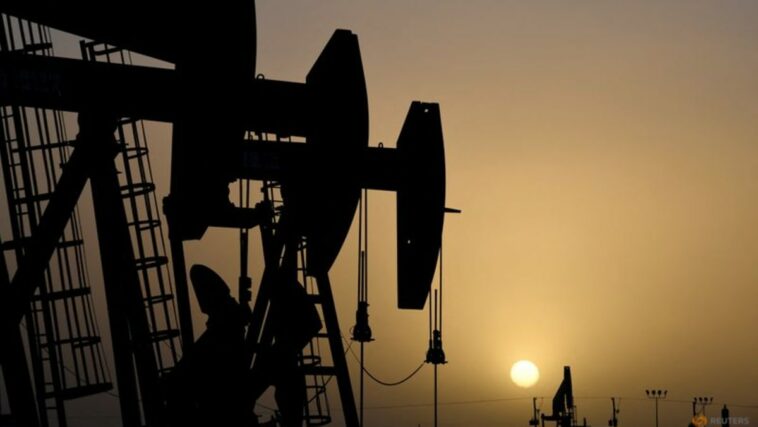 El petróleo cae por la acumulación de existencias de petróleo crudo de EE. UU., dólar más fuerte