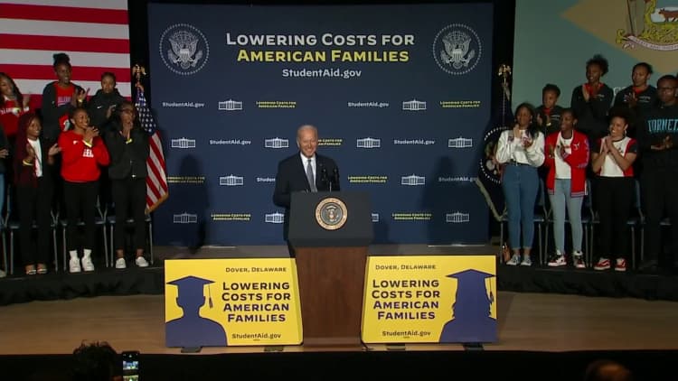 Presidente Biden: 22 millones de personas se han registrado para el alivio de la deuda estudiantil