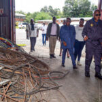 El ministro de Transporte, Fikile Mbalula, visita el sitio en Heidelberg donde se encontraron cables de cobre robados, incluido el equipo de Prasa, el 9 de febrero de 2020. Imagen: @MbalulaFikile/Twitter