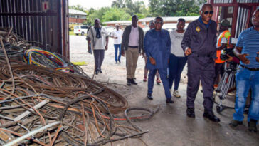 El ministro de Transporte, Fikile Mbalula, visita el sitio en Heidelberg donde se encontraron cables de cobre robados, incluido el equipo de Prasa, el 9 de febrero de 2020. Imagen: @MbalulaFikile/Twitter