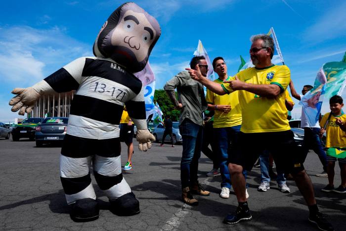 El veterano izquierdista Lula completa un sorprendente regreso a la presidencia de Brasil